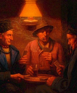 Drie kaartende Volendammers, aan een ronde tafel in het licht van een olielamp