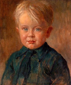 Een portret van een blond jongetje in blauwe blouse,